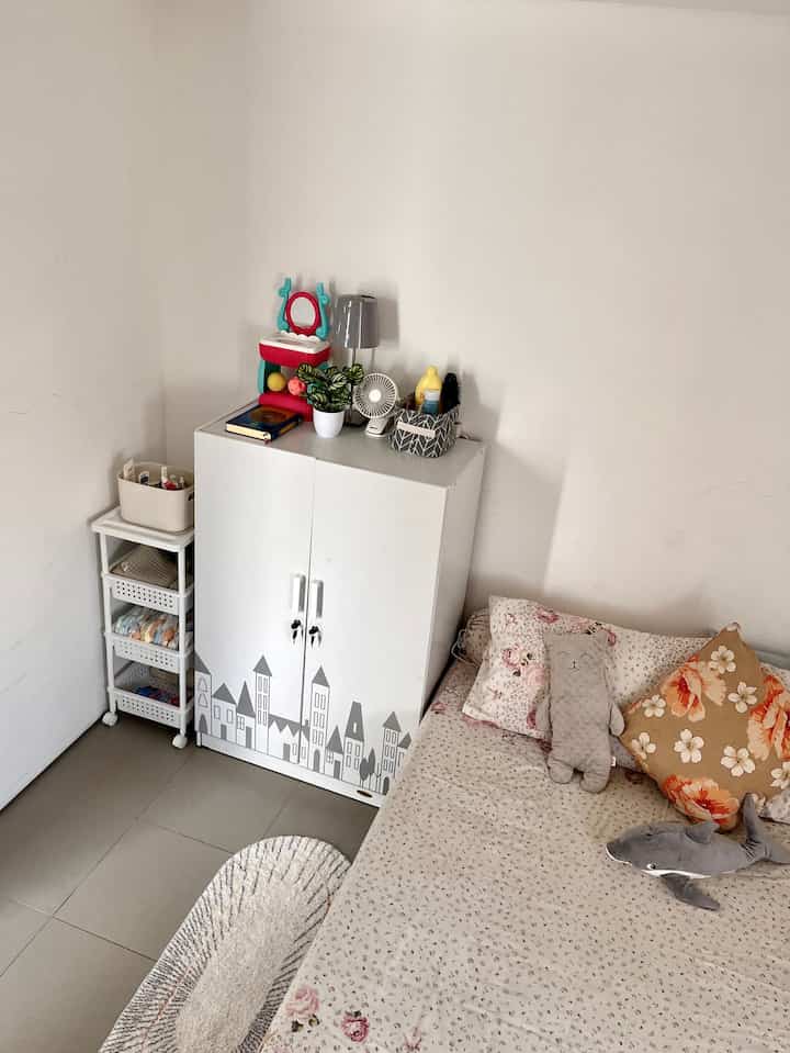 Kamar tidur anak sekaligus kamar bermain dan kamar tamu juga. 

Tidak banyak dekorasi yang terpajang, hanya dibuat senyaman mungkin. 

#kamaranak
#inspirasikamaranak 
#dekorruangan
#dekorkamar
#interiorkamar