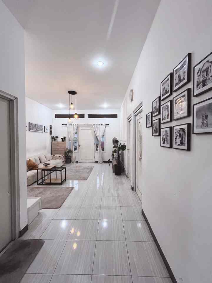 ✨Memaksimalkan Layout Standar Developer
Memiliki rumah dengan layout standar membuat kami akhirnya memilih konsep open space agar terlihat lebih luas. 
Kami banyak terinspirasi dengan layout rumah ala #japandi dan #Apartemenkorea, yang meski luasnya kecil tetap terlihat luas & lapang. 
Agar lebih terlihat sebagai satu kesatuan, untuk dekorasi memilih warna2 netral dengan kombinasi putih, hitam dan kayu. Design furniture kami pilih bergaya scandinavian dengan ukuran yang tidak bulky sehingga membawa kesan luas pada seluruh ruangan. 

#RumahTipe45 #japandi #scandinavian #dekorasiindustrial #rumahdeveloper #livingroom #bathroom #openspace #ruangkeluarga #ruangtamu 