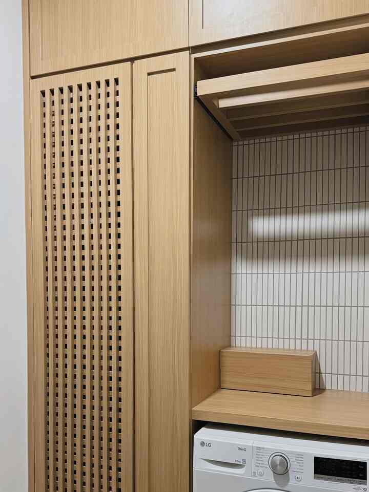 Inspiration Cabinet Laundry Room 😉

Material yang dipakai dari multiplek 18 mm dilapis HPL Taco J 852 Chocolate Afromosia, ukuran laundry ini 130x270 m. Supaya makin cantik aku pakai backsplash mozaic tile merek venus matt. Dilengkapi storage yang banyak jadi bisa simpan sapu, vacuum, dan banyak lagi 😍 #InspirationLaundryRoom #LaundryRoom #CustomLaundry #LaundryRoomAesthetic #MakeOverLaundryRoom