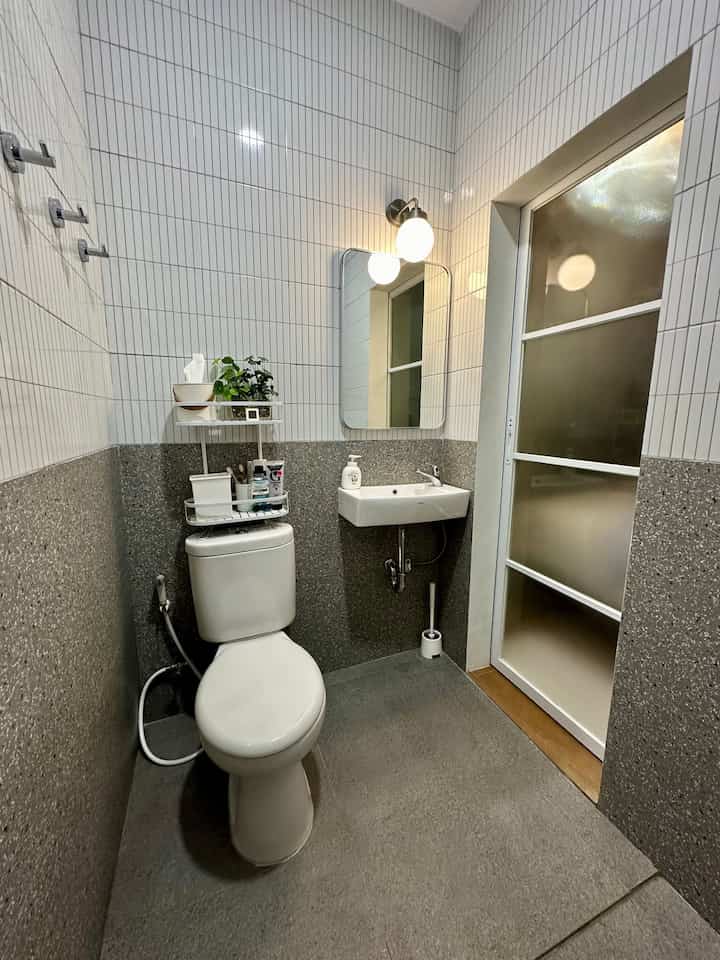 • Ide Kamar Mandi Mungil •

Hello, O!House friends, kamar mandi ini berukuran 1,3 x 1,8m saja. Terdiri dari wastafel, closet dan shower area. Wastafelnya pun aku pilih yang paling mungil dan tanpa tambahan kabinet di bawahnya. Untuk shower aku pilih yang memiliki 3 mode: rain shower, hand shower dan keran untuk wudhu.

Di area shower aku tambahkan shower niche untuk tempat toiletries. Juga ada rak mungil di atas closet untuk tambahan space penyimpanan.

Finishing dindingnya aku menggunakan keramik precut 30x30cm (per section 5x15cm) warna putih dan kombinasi granit motif terazzo abu-abu.

#idekamarmandi
#kamarmandimungil
#interiordesign
#interiorstyling
#bathroomideas
#smallbathroom