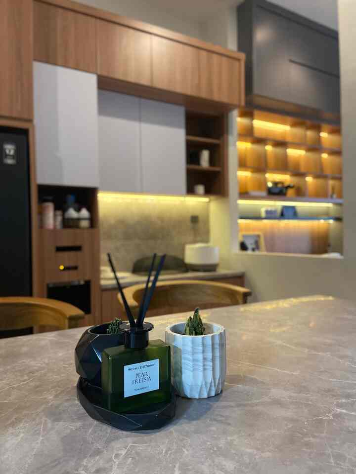 Tantangan tersendiri bagi kami untuk mencari item yang asthetic dan sesuai untuk isi rumah kami,khususnya karena di kota kami sangat sulit mencari store yang menjual barang dekor asthetic sesuai dengan tema.
Akhirnya setelah riset dan hunting hehehe,kami bisa menemukan item home decor yang cocok,dari vas bunga mini,tatakan gelas yang nordic sekali,vas bunga kering yang tonenya sangat kami suka serta terrarium bowl yang sebenarnya sedikit sulit merawatnya hehehe.
Overall bagi kami item ini merupakan best buy yang semuanya memiliki harga yang murah dan sangat fungsional.
#dekorbudgetfriendly
#estetikmurah
#spilldecorlowbudget
#inspirasiastetic