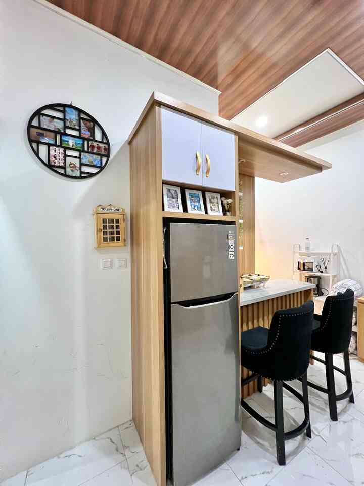 A glimpse of the side kitchen table with a home-made refrigerator. The area is limited, as much as possible, make it neat and nice to look at🫶🏻 #kitchentable #mejamakan #dapurminimalis #decorkitchen #kitchenstuff #inspirasimejamakan 