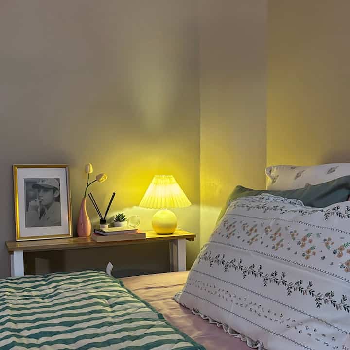 Meja nakas minimalis disebelah tempat tidur selain meningkatkan estetika ruangan mempunyai fungsi sebagai tempat barang barang. Ini dia salah satu meja nakas yg cocok untuk mengisi ruang kecil yg tidak memakan banyak tempat.

#decorbudgetfriendly
#estetikmurah
#spilldecorlowbudget
#bedroomdecor
#bedroomestetik
#kamartidurestetik
#decorminimalis