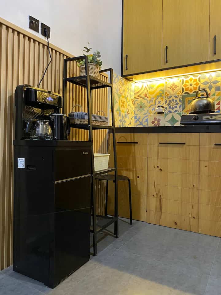 Salah satu sudut dirumah yang paling fungsional selain dapur adalah mini pantry. kami lebih memilih menghangatkan teh di mini pantry ini. oiya kebetulan dispenser ini punya 4 fungsi ya, bisa bikin air panas, hangat, dingin dan suhu normal. 

#minipantry #dapursatukamar #dapurantik #dapurcantik #rumahindustrial #rumahpedesaan 