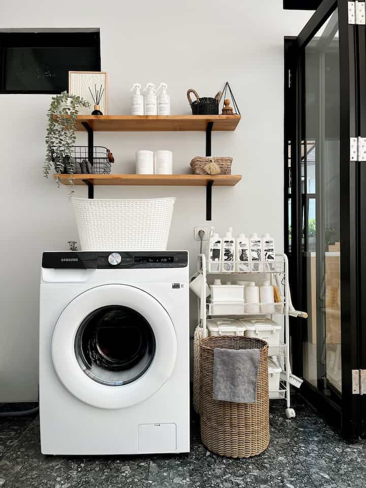 Tampilan baru di Laundry Room ✨
Ada yang baru di laundry room! hehe. Jadi aku baru upgrade mesin cucikuu. Suka deh dengan desainnya. 

Aku juga ganti sedikit dekorasi, aku pakai tanaman artificial yang menjuntai. Jujur suka banget dengan look laundry room baruku 🫶🏽🫶🏽🫶🏽

Kalau posting laundry room biasanya ada yang tanya ambalan beli dimana. Ambalan ini aku bikin sendiri yaa. Jadi beli kayu jati dan bracket terpisah. Jujur ga pernah nyesel pakai model ambalan kaya gini karena looknya jadi ga ngebosenin🤍

#LaundryRoom #SmallSpace
#SmallLaundryRoom #LowBudgetLaundryRoom #LowBudget
#DIY #LaundryRoomDecoration