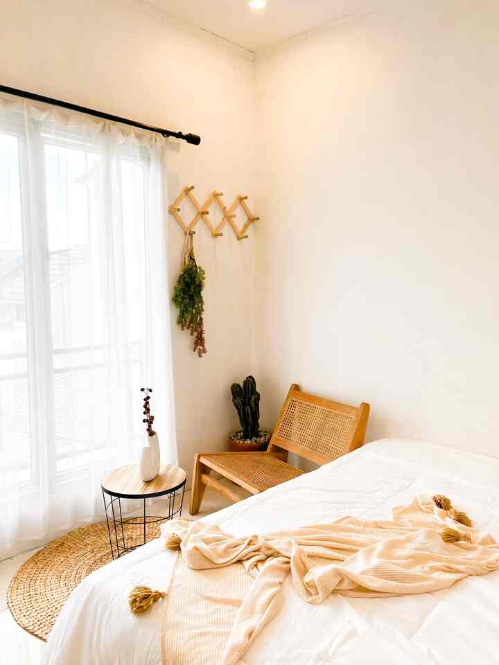 Ruangan pojok dirumah alfa salah salah satunya adalah di kamar , ukuran kamar yg mini kami memfaatkan sisaa pojokan sebuah tempat duduk santai , tujuan adanya tempat duduk ini bisa di pakai kami untuk sekedar baca buku maupun sekedar ngopi di pagi hari . 😁😁
Menyesuaikan warna dipan dan tone kamar , kursi dan meja di pojokan kamar ini kami sesuaikan dengan tone sanada 😊
#SudutRuanganSempit
#PojokSempit
#DekorasiPojokSempit 
#bedroomdecor
#bedroomdesign 