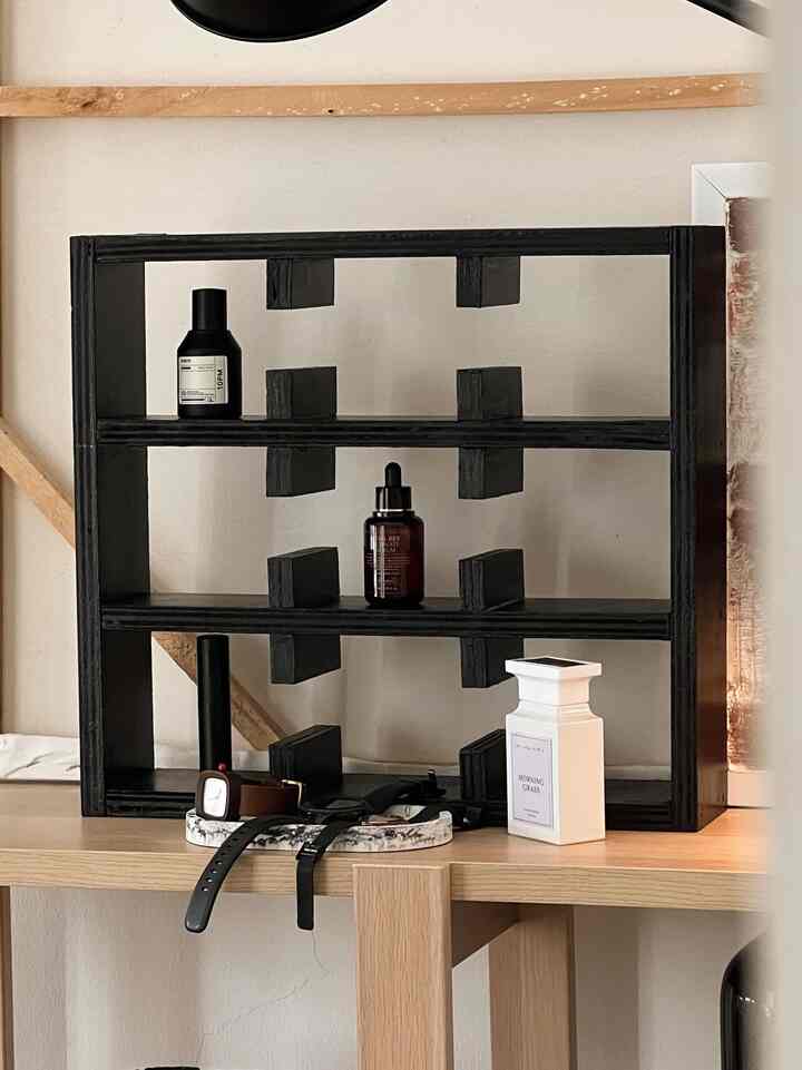 Sudut Bedroom.

Jadi, kami punya pojokan di kamar utama casadirio. Kami dekorasikan dengan rak yang lebarnya sesuai dengan lebar sudut bedroom kami. Lalu kami dekor dgn barang2 dekorasi yang tonenya sama dengan Japandi. Kami membuat semacam rak kecil untuk kami taruh barang2 make up seperti parfum, serum, dll. Agar ambiencenya cantik, kami pasang lampu jamur yang warnanya sama dengan warna tone kamar kami. Semoga menginspirasi ya!

#SudutRuanganSempit
#PojokSempit
#DekorasiPojokSempit
#DekorasiRuangKamar
#dekorasirumah 
#Japandi
#JapandiStyle