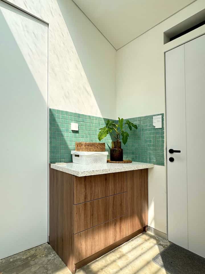 Area sudut ini awalnya difungsikan untuk mini pantry yang berada di lt3. 
Pojok ini bersebelahan dengan laundry room, pintu samping adalah kamar mandi dan di depannya ada mushola kecil. Untuk saat ini area ini menjadi area penyimpanan stock persabunan dll, tidak banyak barang yang kami letakkan di atas Meja karena ingin area pojok ini terlihat clean dan rapi. Tidak lupa tanaman hijau yang membuat tampilan ruang lebih hidup dan lebih estetik dengan pantulan sinar matahari✨

#SudutRuanganSempit #PojokSempit #DekorasiPojokSempit 