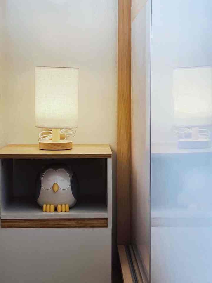 Inspirasi Side Table ✨

Awalnya bagian pojok tempat tidur ini kosong, karna spacenya terbatas aku putuskan untuk custom side table atau nakas dengan ukuran 30x32x41 cm menyesuaikan luas area pojok kamar.

Side table ini aku fungsikan untuk meletakkan lampu tidur dan diffuser. Walaupun ukurannya mini tapi bisa mempercantik tampilan ruangan juga kan. Semoga menginspirasi ya 🩵

#SudutRuanganSempit
#PojokSempit
#DekorasiPojokSempit
#InspirasiSideTable
#JapandiStyle