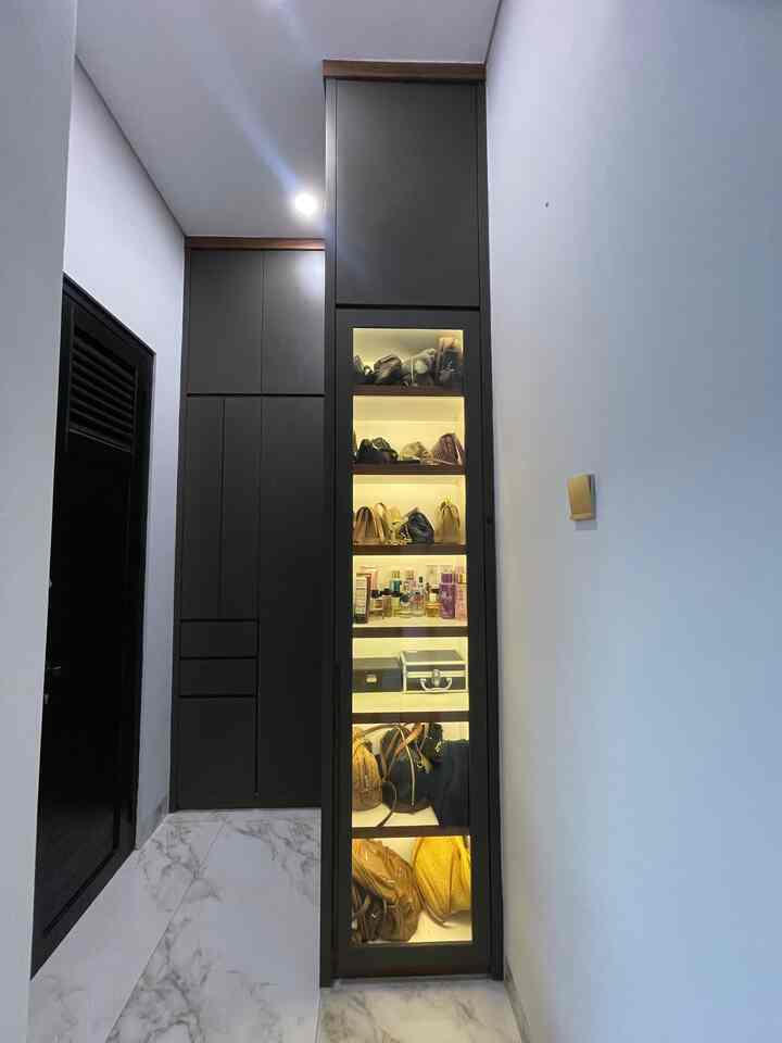 Pojok Ruangan di Kamar utama kami gunakan untuk  lemari pakaian dan aksesoris.
Sengaja di buat setinggi plafon agar tidak menjadi tempat berkumpulnya debu dan juga menjadi terlihat lebih rapi serta minimalis. 
Pemilihan warna tetap menggunakan abu-abu dan motif kayu seperti diruangan lainnya dipadukan dengan lantai granite 60x120 bermotif marble. 

#sudutruangansempit #pojoksempit #dekorasipojoksempit #inspirasipojokruangan #walkincloset #tentramdihuni 