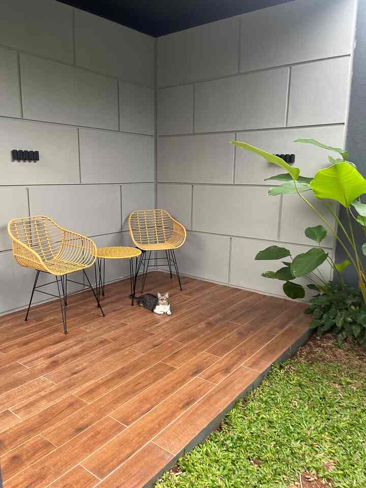 Tempat Favorite kami berdua di #tentramdihuni 
Memiliki rumah dengan taman belakang adalah impian kami berdua, karena sebelumnya rumah kami adalah rumah bawaan developer yang tidak memiliki ruang terbuka diarea belakang membut kami bertekad harus memiliki ruang terbuka di rumah selanjutnya. Alhamdulillah harapan kami terwujud, selain membuat estetika taman belakang juga baik untuk sirkulsi udara. 
Kami berdua bisa menghabiskan waktu lama untuk sekedar bertukar cerita disini. 

#ruanganfavorit #bendafavorit #spillbarangfavorit #tamanbelakang #inspirasitamanbelakang #backyardidea #homeinspo #designtaman 