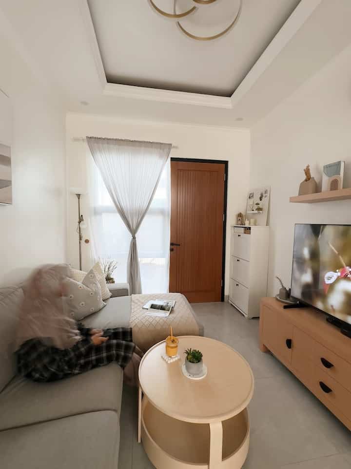 Moment favorite dirumah

Sore hari waktunya aku bisa me time dengan baca majalah ataupun nonton vlog korea sambil minum kopi diliving room ini 🤍

#WaktuFavoritDiRumah
#FavoriteRooms
#FavoriteDecorItems
#Homedecor
#RumahMinimalis
