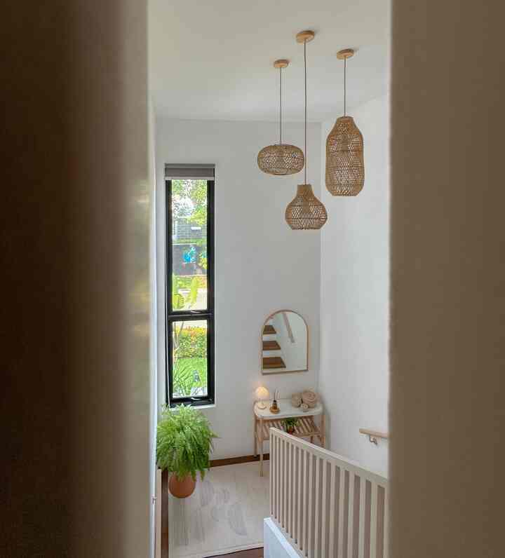 This is how i style my “sudut ruangan sempit”. Kuncinya ukur dulu area yang mau didekor. Lalu tentukan mau ada apa aja diarea tersebut. Kalau disini, karena ini ruang transisi antara lantai 2 ke lantai 1, jadi aku sengaja meletakkan cermin supaya anak2 yang kamarnya ada di lantai 2 bisa turun kebawah ketika mau berangkat sekolah sambil melihat penampilan mereka sekali lagi sebelum keluar rumah. Aku juga meletakkan meja kecil, yang sudah diukur jelas dimensinya sebelum membeli supaya tidak membuat sempit dan mengganggu walking flow diarea tangga. Sebetulnya ini meja rak tanaman dari IKEA, tapi aku suka bentuk dan warnanya yang cocok banget diruangan ini, dan bisa dimanfaatkan seperti console table.

#sudutruangansempit
#pojoksempit
#dekorasipojoksempit
#bordes
#stairlanding
#stairlandingdecor
#stairlandingideas