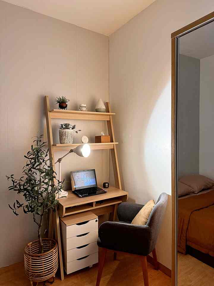 Pojokan kamar yang difungsikan untuk meja kerja,
posisinya ada di sebelah kasur dan dipinggir lemari
Kami sengaja memilih dekorasi yang simple agar ruangan terkesan clean dan simple


#SudutRuanganSempit #PojokSempit #DekorasiPojokSempit #RuangKerja #Bedroom #InspirasiMejaKerja #MejaKerjaSimple 