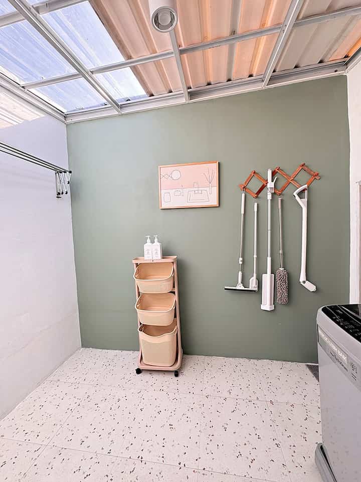 Salah satu ruangan fav dirumah karena cat dindingnya lebih berwarna dibanding ruangan lain yang full putih 😁
Awalnya iseng cat dinding laundry room dengan warna ini karena ada kerjasama dengan brans yang mengharuskan cat salah satu dinding dirumah,
Setelah di aplikasikan ko bagus juga matching dengan keramik terazo di laundry room 😍✨



#RuanganFavorit #BendaFavorit #SpillBarangFavorit #InspirasiLaundryRoom #LaundryRoomMungil #RuangCuci #RumahMungil