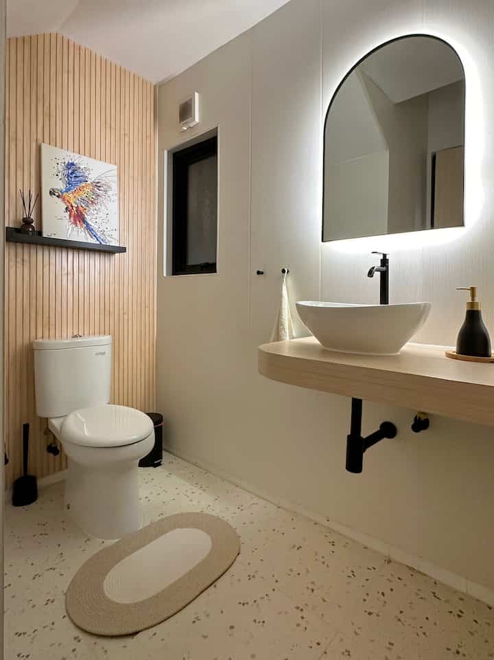 One of my fave room in this house is powder room. Yang membuat ruangan ini menjadi favorit adalah renovasinya total aku yang mendesign dan aku biayai semuanya
dari hasil ngonten, jadi pertama kali ga minta sponsor dari suami, 😂😂😂. Renovasi powder room saat itu hanya menggunakan keramik yang di tempel (tile on tile) jadi ga perlu bobok2 keramik lagi, so less debu. Selain itu aku memutuskan dindingnya menggunakan wallpanel WPC dan wallpanel PVC board sehingga lebih praktis, karena dinding existing dari developernya full keramik juga.

TIPS : 
Walaupun material WPC dan PVC board sudah tahan air, akan tetapi bila terlalu sering kena air, makan lem perekatnya tidak tahan lama. Karena ruangan ini semi basah, aku akalin dengan memasang wallpanel WPC/PVC nya tidak sampai menyentuh lantai, diberi jarak 5 cm dari lantai, sehingga pembersihan dengan air dapat tetap dilakukan pada lantainya. 

Lalu decorative item selanjutnya yang aku suka adalah wall painting yang aku paint sendiri diatas canvas. Next yang aku suka banget adalah washbasinnya yang berbentuk mangkok oval, looknya aesthetic banget. Selain itu floating table washbasinnya jg aku suka banget, sengaja aku design ada curve disudutnya supaya tidak terlalu tajam sudutnya karena aku masih ada anak kecil dirumah. Floating tablenya terbuat dari cor-coran, dilapis PVC dan taco sheet senada dengan warna pintu powder roomnya. 

#powderroom
#ruanganfavorit
#bendafavorit
#spillbarangfavorit
#arieskamarina