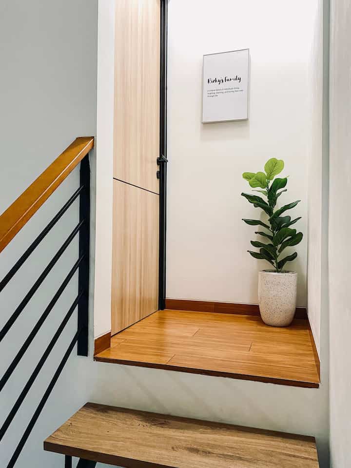 Pojokan sempit yang hanya berukuran 90 x 105 cm ini adalah area belokan tangga.
Agar terlihat lebih rapih, kotak MCB pada bagian dinding area ini kami tutupi dengan 1 wall decor.
Penambahan pot terakota putih dan ketapang biola artificial ini juga memberikan kesan rapih dan estetik

#SudutRuanganSempit #PojokSempit #DekorasiPojokSempit #rumahminimalist #japandi #industrial #IdeDekorasiMurah #compacthouse #homeinspo