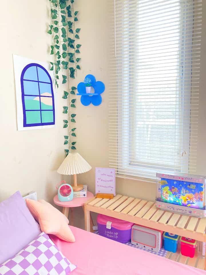 
sebut saja “ pojok estetik “  𐙚˙⋆.˚ ᡣ𐭩
selain estetik bagian pojok ruangan sebisa mungkin harus  berfungsi, maka dari itu aku   pergunakan rak kayu tersebut untuk menyimpan beberapa barang seperti kotak tissue dan toples cemilan supaya kalo mager tidak perlu bagun dari tempat tidur.

Kemudian ditambah dengan perintila warna pastel jadi semakin cantik, bagus untuk spot foto ala- ala.

#SudutRuanganSempit
#PojokSempit
#DekorasiPojokSempit
#PastelRoom
#KamarEstetik
