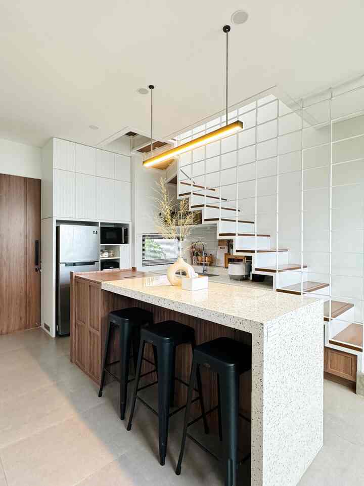 Dapur ini menjadi ruang terfavorit untuk kami sekeluarga. Dapur menjadi salah satu ruangan yang selalu hidup karena kami banyak menghabiskan waktu di ruang ini. Karena hobi suami suka memasak, jadi suami mendesain dapur senyaman mungkin agar kami betah berlama-lama didapur. Tentunya untuk dekorasi benda dan peralatan memasak suami serahkan kepada istri, pemilihan warna disesuaikan dengan furniture agar warna selaras antara furnis dan Kitchen utensils lainnya. 

#RuanganFavorit #BendaFavorit #SpillBarangFavorit