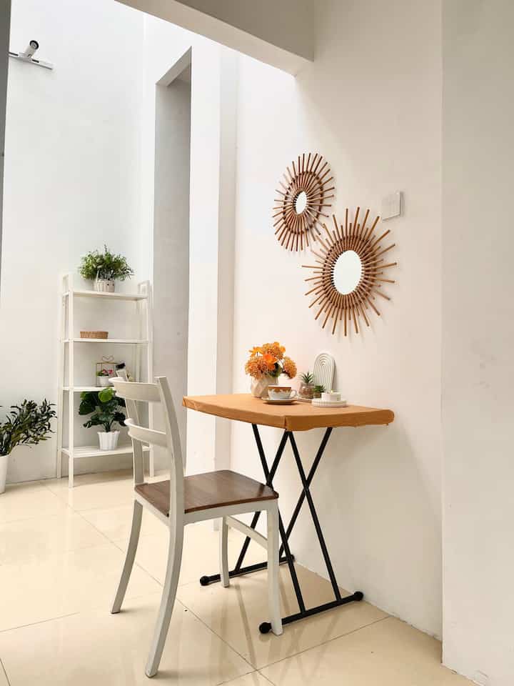 Pojokan ini berada tepat di bawah tangga , sebagai penghubung ruang makan dan living room, awalnya ga ada apa2 lalu muncul ide buat bikin tempat minum teh atau tempat baca buku, barang-barang dekornya cukup simple karena menggunkana barang-barang lama contohnya meja lipat dri Ace ini udah 5 tahunan, tadinya berwarna putih tapi karena sudah kotor jadi aku tempel dengan stiker motif kayu, mejanya jadi seperti baru lagi deh
#SudutRuanhSempit #PojokSempit #DekorasiPojoksempit
