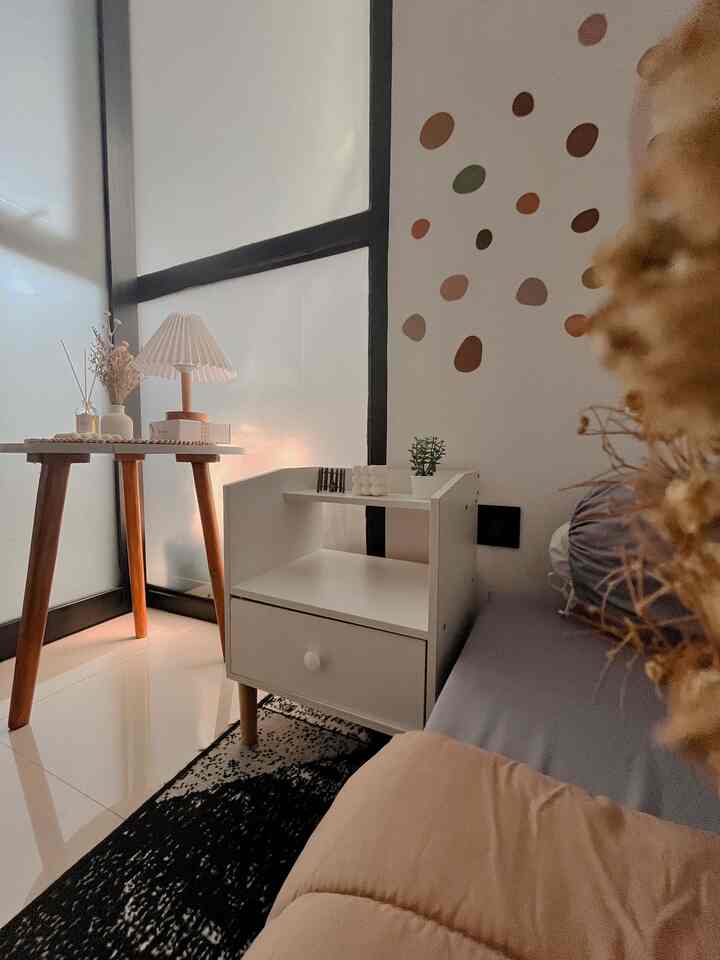 — Ruangan Favorite 🌻

Suka bangeet ruangan ini kenapa, karena ada kasur deket colokan listrik😅 kalo magernya dateng bisa habisin berjam-jam disini

4 furniture / benda dekorasi fav di kamar ini, aku sukaa bangeet.. 
1. ada lampu di pojokan
2. nakas untuk penyimpanan
3. reed diffuser yg aromanya bikin adeem
4. kasur yang nyaman 

Oia dulunya kamar ini tu area dapur dentyhouse lhoo!
dengan nuansa monokrom menonjolkan warna hitamnya, tapi skrg aku sulap jadi kamar deeh😍
gimana? suka ga dekorasinya? smoga menginspirasi yaa🤗

#RuanganFavorit
#BendaFavorit
#SpillBarangFavorit
#KamarTidur
#KamarNyaman