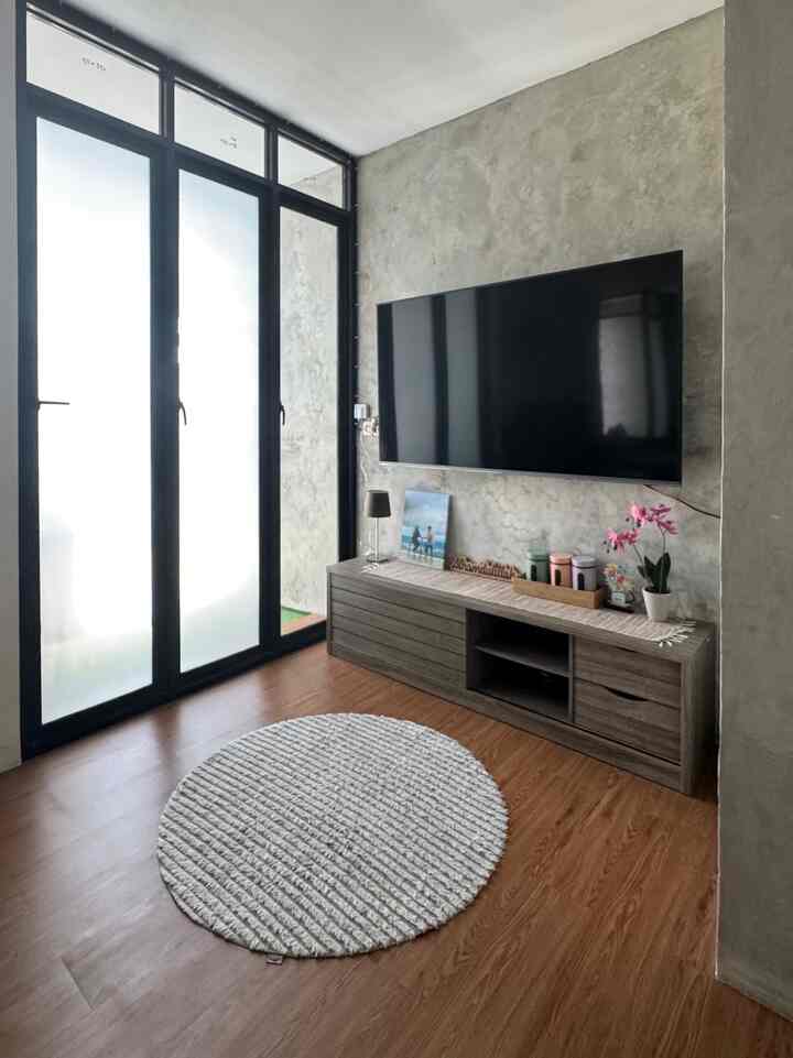 Ini area pojokan sempit di rumahyuqibam, ukuran 1.7 x 1.1 m ini kami jadikan balkon...aku yang tergila2 dengan sirkulasi namun tetap privasi jadinya ide balkon seuprit ini heheh dan merupakan sirkulasi udara utama yang ada dimasterbedroom...dekorasinya yang simple-simple aja, dengan menambahkan rumput sintetis, bunga artificial dan bangku 😊

#sudutruangansempit
#pojoksempit
#dekorasipojoksempit
#rumahyuqibam
#inspirasibalkon
#balkonseuprit