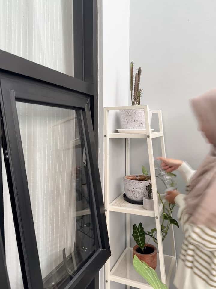 Dekor Pojokan Sempit 🌱

Sudut ruangan kecil atau pojokan yang sempit akan terlihat cantik apabila di dekor.
Dan ini pojokan sempit yang sudah didekor dirumahku 🤗
1. Pojokan teras sebagai green corner
2. Sudut tangga didecor dengan tanaman juga biar didalam ruangan fresh
3. Pojok pintu dimanfaatkan untuk lemari sepatu dan diatasnya didecor dengan koleksi mainan anak
4. Pojok dekat tempat tidur didekor dengan meja untuk menyimpan table lamp dan perintilan lainnya 



#SudutRuanganSempit
#PojokSempit
#DekorasiPojokSempit
#RumahMinimalis
#MinimalistHome