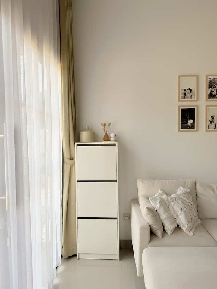 POJOK SEMPIT bisa jadi apa?

Salah satu pojokan sempit rumah ini, tepatnya didepan pintu masuk. Yang dimanfaatkan jadi space yg lebih berfungsi. Aku tempatkan rak sepatu yang minimalis supaya tetap blending dengan dekorasi ruangan ini. 

Aku taruh vas yang karena bentuknya seperti "wadah dengan tutup" jadi bisa difungsikan menjadi tempat penyimpanan sementara seperti jam tangan, kunci kendaraan, dsb.

Juga ada vas dekorasi dengan bunga artificial, dan camera cctv indoor.

Gimana jadi lebih bermanfaat kan dari pada hanya menjadi pojokan sempit 😁

#SudutRuanganSempit #PojokSempit #DekorasiPojokSempit

