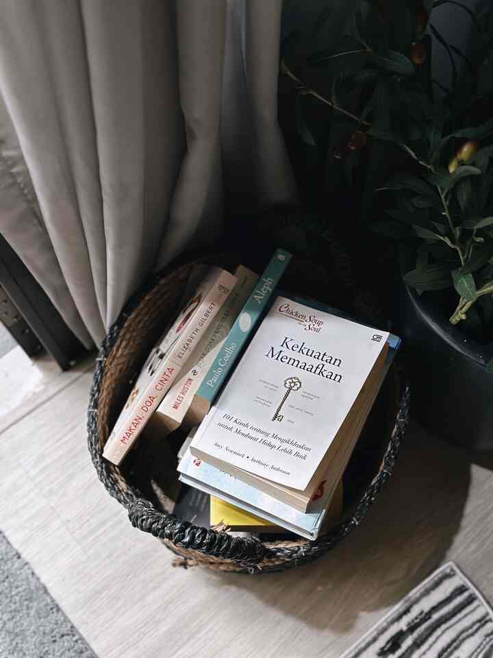 The most comfortable place to spend the weekend with passion, reading books, relaxing and telling stories 🖤🤍 #comfortzone #dekorasiruangtamu #dekorasihitamputih #idedekorasi