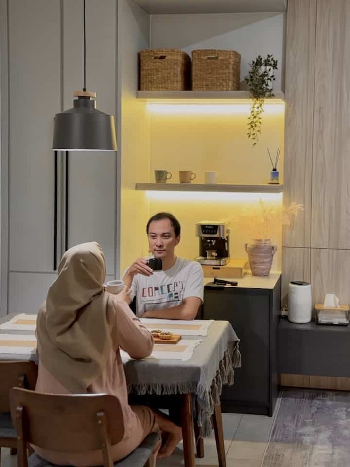 Ruangan favoritku yang paling aku sukai saat ini di rumah 🫶🏻

Di ruang makan, inilah tempat paling menyenangkan saat Anda berbincang dengan suami sambil minum kopi bersama di area mini coffee corner kami di rumah.

Dari awal saya sangat ingin membuat rumah ini nyaman dan serasa ngopi di cafe, saya senang sekali hal itu bisa diwujudkan agar kita bisa lebih hemat dan tidak harus ngopi diluar langsung yang membuat kita boros. Kelebihannya, Anda bisa lebih sering ngobrol berdua dengan suami, tidak takut atau bingung harus meninggalkan anak di luar rumah.

#homecafe
#homestagram 
#Ruang Favorit
#Hal Favorit
#TumpahanBarangFavorit
#Pojok Favorit
#Ruang makan
#Ide Ruang Makan
#Coffeecorner
#Ngopidirumah
#Rumah yang nyaman
#Industri Modern
#Inspirasi Rumah