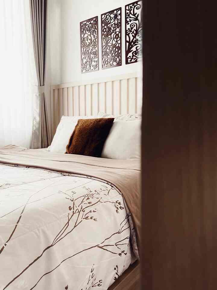 Ruangan favoritku di Kei House adalah kamar ini. Area ini tempat paling nyaman versiku untuk melepas lelah setelah seharian berkegiatan. Ada beberapa barang dekoratif dan furniture favoritku di kamar ini, kita bahas yuk.

• Lampu tidur japandi, lampu minimalis ini menggunakan dasar kayu solid dan kap yang terbuat dari kain linen.

• Scented Candle Aromatherapy, lilin aromatherapy ini sangat cantik selain untuk aromaterapi bisa dijadikan barang dekoratif juga kan.

• Flower Walldecor, hiasan dinding ini terbuat dari kayu. Desainnya sangat cantik dan estetik ya.

• Side table, meja nakas minimalis ini aku custom karna menyesuaikan luas ruangan pojok kamar yang tidak terlalu luas. Meja nakas ini aku fungsikan untuk meletakkan lampu tidur.

#RuanganFavorit
#BendaFavorit
#SpillBarangFavorit
#InspirasiKamarUtama
#Japandistyle
#JapandiBedroom
