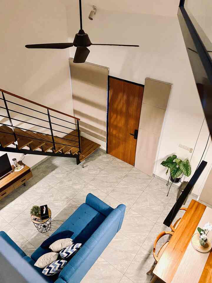 Ruangan dengan konsep open space ini adalah salah satu ruangan favorite kami di rumah ini.
Living room, diningset & kitchenset yang menjadi satu membuat area ini terasa sangat lega.
Tempat kami biasanya berkumpul, bermain, mengobrol, makan & memasak bersama-sama.

Kami mengisi ruangan ini secara perlahan. Furniture lama yang memang masih terbilang bagus kami gunakan kembali, seperti sofa biru ini yang menjadi salah satu saksi perubahan di rumah ini. Kami membelinya bahkan dari awal menempati rumah ini, hingga akhirnya rumah direnov, sofa biru ini masih awet & bagus untuk digunakan.

Kami juga memanfaatkan area bawah tangga untuk meletakkan kabinet TV.
Kabinet TV yang sengaja kami pilih memang yang sesuai dengan warna & vibes di ruangan ini.
Penambahan standing lamp di sebelahnya juga membuat kesan lebih estetik.

Adanya ceiling fan membuat ruangan ini terasa tetap sejuk pada siang dan malam hari.
Jadi tidak perlu penambahan AC untuk ruangan seluas ini.

Diningset juga menjadi favorite kami. Diningset bergaya japandi ini membuat ruangan terasa lebih warm. Kami senang berkumpul, mengobrol sambil menikmati camilan disini.

#RuanganFavorit #BendaFavorit #SpillBarangFavorit #OpenSpace #LivingRoom #DiningSet #Kitchenset #homeinspo #rumahminimalist #JapandiIndustrial