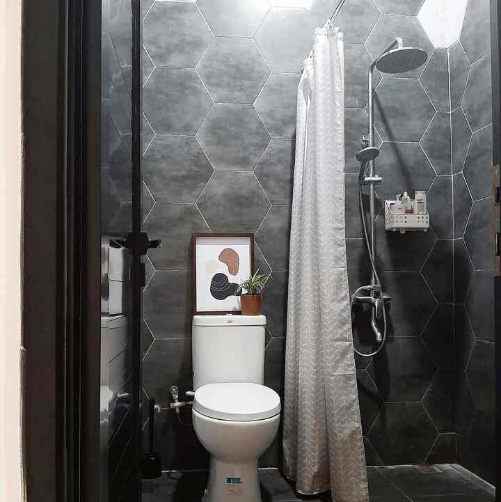 Punya kamar mandi kecil ga masalah, yg penting bisa digunakan sesuai fungsinya & masih leluasa untuk bergerak at least 1orang

Ini kamar mandi bawah dirumah uk.nya sekitar 1.6 x 1.8m karna ga luas aku memilih untuk tidak memasukan westafel di dalamnya & tidak memakai bak apalagi bath tub selain itu karna letaknya di lantai bawah yg peruntukannya lebih untuk tamu rasanya pemakaian bak atau bath tub ga perlu juga sik scara tamu jarang ada yg mandi apalgi berendem hehehe


#SudutRuanganSempit #PojokSempit #DekorasiPojokSempit #renaiput #KamarMandi #DekorasiKamarMandi