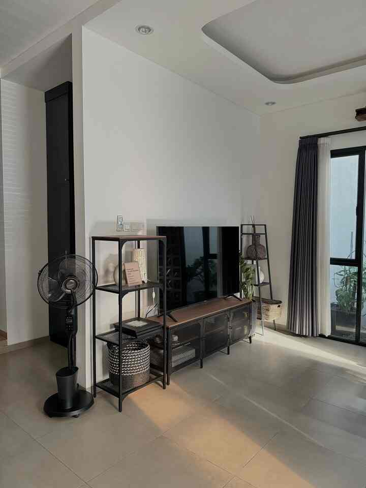 Awalnya saya sengaja menyisakan ruangan kecil di pojok ruang tamu untuk dijadikan gudang. Tapi setelah dipikir-pikir sayang juga. Alhasil, menjadi ruang lumpur mini untuk menyimpan furnitur tinggi dengan bangku kayu untuk bersantai. Biar lebih menarik dengan menambahkan tambahan tampilan yang estetis


#sudut sempit #pojoksempit #dekorasipojokansempit. 