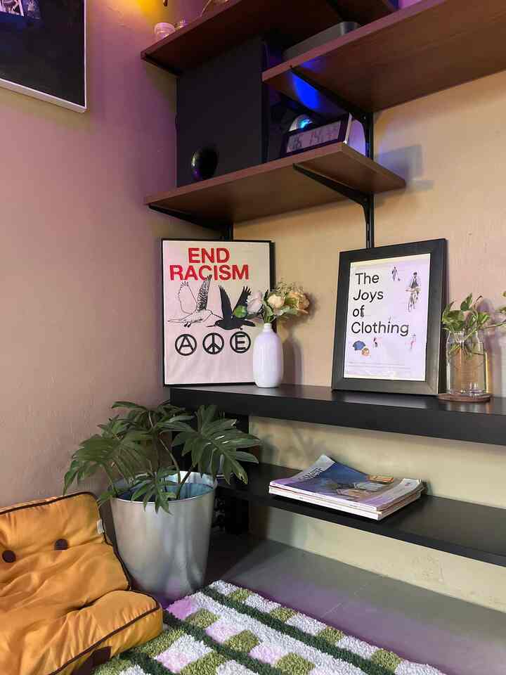 Memanfaatkan pojokan yang sempit ini dengan menambahkan wallshelf (rak susun) yang bersusun. Wallshelf ini sangat berfungsi sebagai penyimpanan seperti barang-barang yang jarang dipakai, item dekorasi, penyimpanan kotak, dan lain sebagainya. Selain fungsinya untuk penyimpanan wallshelf ini menambah kesan dekoratif serta menghemat tempat untuk kamar atap yang kecil ✨🫶🏻

#SudutRuangSempit
#PojokSempit
#DekorasiPojokSempit
#RakSusun
#WallShelf
#RakDinding 