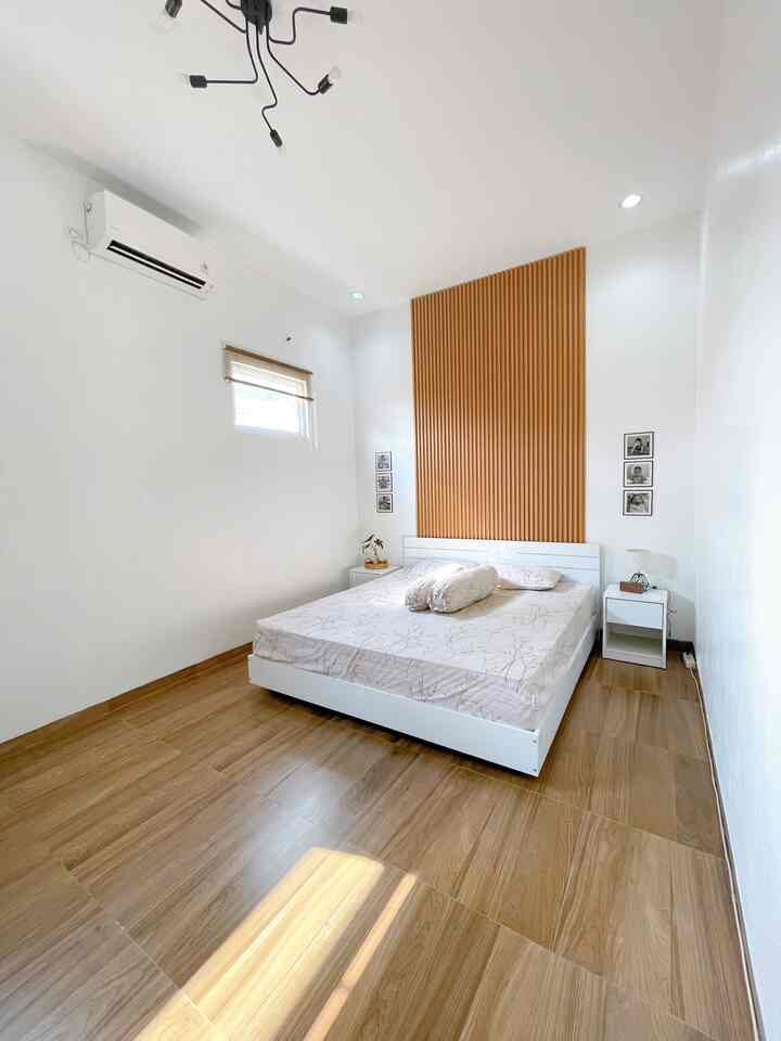 My favourite comfort room: bedroom! 🛌

Ruangan paling favorit dirumah adalah kamar tidur ini. Karena selain vibe nya super nyaman, ruangan ini juga penataan nya membuat ruangan terasa lebih lega dan luas. Oleh karena itu kami sangat senang bermain-main dengan dekorasi di kamar ini. Contohnya pemasangan wpc wood panel di dinding membuat kamar terlihat lebig megah. Selain itu juga ada karpet yang minimalis. Ada pula pajangan low budget di atas nakas samping tempat tidur yang membuat ruangan menjadi lebih hidup seperti lampu tidur dan tanaman artifisial kecil dengan pot kaca.

Saat mengisi ruangan ini, sebetulnya kami masih belum punya pandangan. Tetapi kami coba melihat banyak referensi dari social media sehingga terciptalah dekorasi seperti sekarang ini. Semoga bermanfaat ya.

#RuanganFavorit #BendaFavorit #SpillBarangFavorit #japandi #minimalist #scandinavian #homedecorinspo #homestyles #decorlowbudget  #rumahmungil  #livewithkid 
