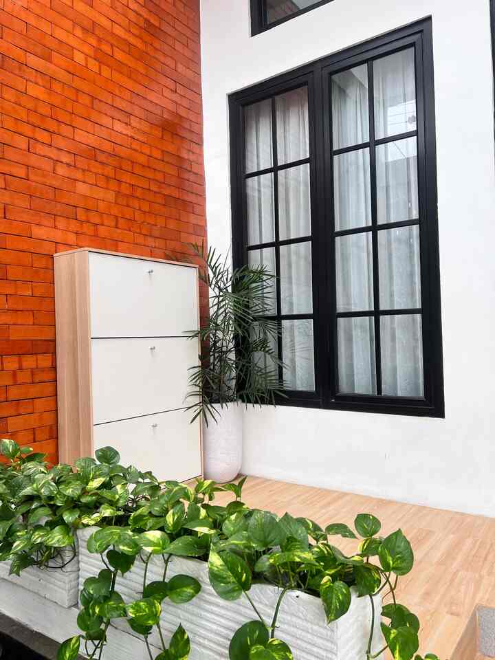 Sudut-sudut di rumah saya, ternyata setiap sudut suka saya beri tanaman, kenapa? Sehingga lebih hidup dan menyegarkan bila dilihat. Kecuali slide 4 masih tanaman, daun...tapi daun kering agar tetap estetis.
Saya juga menggunakan pot gerabah dengan motif dan warna yang beragam namun tetap warna natural seperti vas putih, terakota, abu dan rotan. 
Geser 1 di pojok inti ada lady palm
Slide 2 pojok ruangan lantai 1 ada lidah mertuanya
Slide 3 Ada filodendro di pojok tangga atas
Geser 4 Sudut ruang utama daun kering

#sudut sempit
#sudut sempit
#dekorasipojoksempit