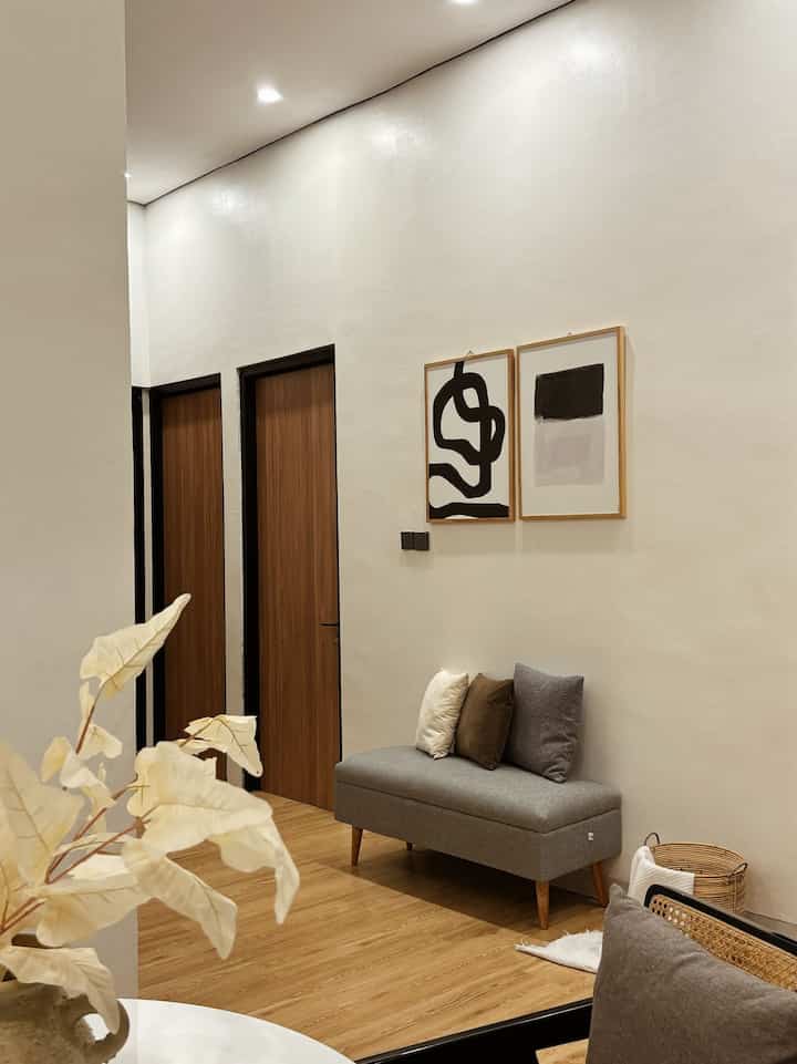 The narrow corner on the second floor, located in front of the bathroom, would be a shame if it was left empty, so there is a bench and some decorations such as wall art, cushions and rattan baskets as decoration #SudutRuanganSempit #PojokSempit #DekorasiPojokSempit #styling #dekorasirumah 