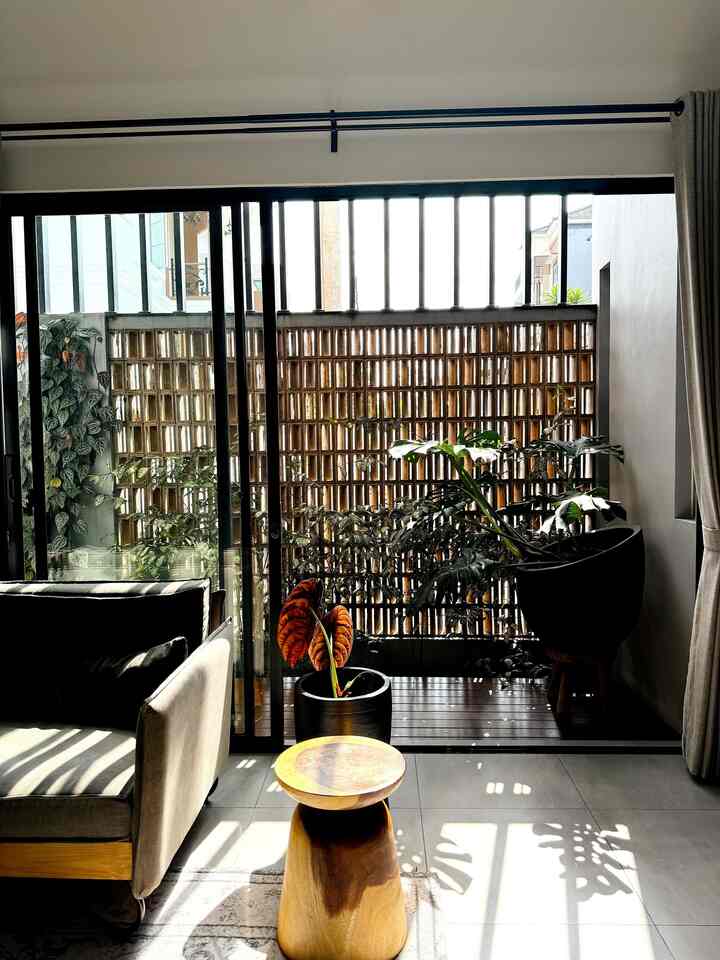 My favorit room

Suka banget diem dikursi ini, kadang ngopi, scroll hape leyeh2 di sofa nya

Karena depan belakang viewnya taman, love banget tenang aja liat yang hijau hijau 

#bumitimi #ruanganfavorit #bendafavorit #spillbarangfavorit #livingroom #tamanberanda #kursitamu #deckingkayu