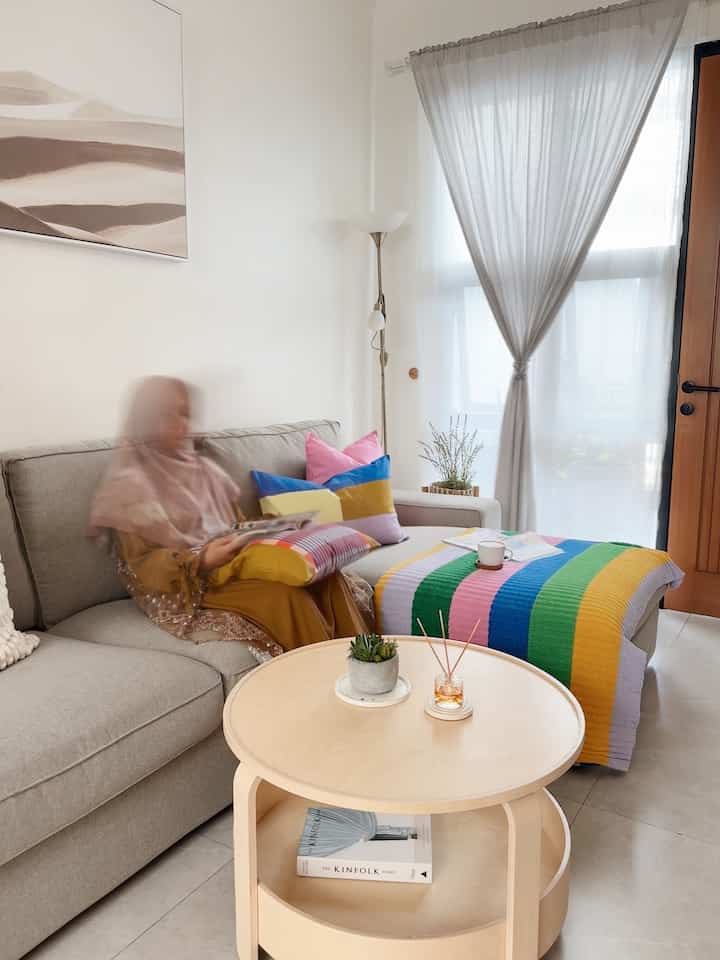 Living Room ini adalah ruangan favorit buat aku karena disini aku bisa me time sambil baca majalah atau nonton.

Agar nyaman aku menambahkan sofa kivik yang besar, cushion yang empuk throw blanket dan tentunya coffe table.

Kalau dirumah kalian ruangan mana yang jadi favorit? Yuk share juga 🤗


#RuanganFavorit
#BendaFavorit
#SpillBarangFavorit
#FavoriteRoom
#RumahMinimalis
#RuangTamuMinimalis
#InspirasiRuangTamh
#RuangTamuGenZ
#minimalisthome
