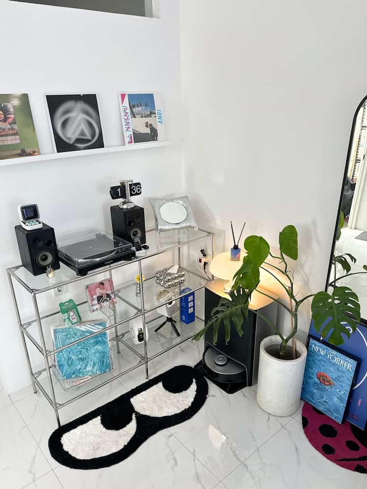 Ruangan Favorit 💕
-
Sudut ini kita manfaatkan untuk melengkapi koleksi piringan hitam, benda yang membuat kita selalu senang adalah Turntable New Entry Level dengan Spaker dihiasi dengan Lampu Jamur dan Jam Vintage yg selalu mengingatkan kita disaat apapun


#RuanganFavorit #BendaFavorit #SpillBarangFavorit #ruangan #corner #homedecor #angkahouse #minimalist