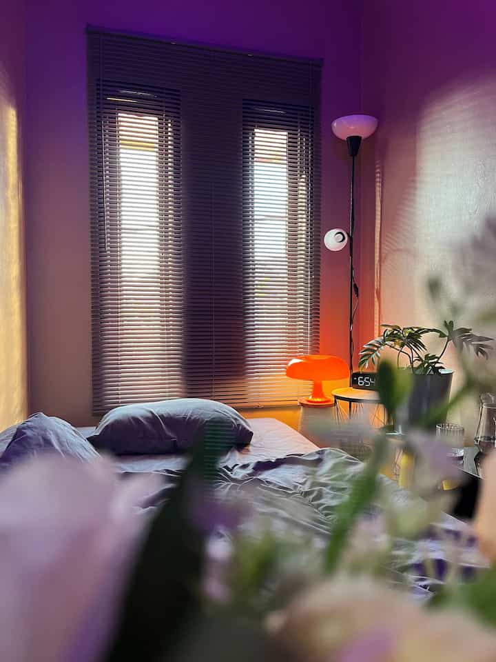 Beberapa detail item dekorasi yang ada di kamar atap. Jam digital di meja memastikan untuk tetap terinformasi tentang waktu tanpa mengganggu istirahat, lampu jamur disamping tempat tidur yang akan memberikan suasana hangat dan menenangkan, sprei berwarna lembut selalu membuat ingin berbaring dan beristirahat dengan nyaman, tirai jendela yang tertutup rapat menjaga privasi dan memungkinkan kontrol cahaya yang masuk, air minum di samping tempat tidur memastikan tidak perlu keluar kamar untuk sekedar minum. Kombinasi elemen dekoratif ini menciptakan ruang yang harmonis yang menenagkan, membuat kamar tidur ini menjadi tempat favorit untuk beristirahat dan mengisi kembali energi setelah seharian beraktivitas 👌✨

#RuanganFavorit
#BendaFavorit
#SpillBarangFavorit
#JamDigital
#LampuJamur
#AmbientLight