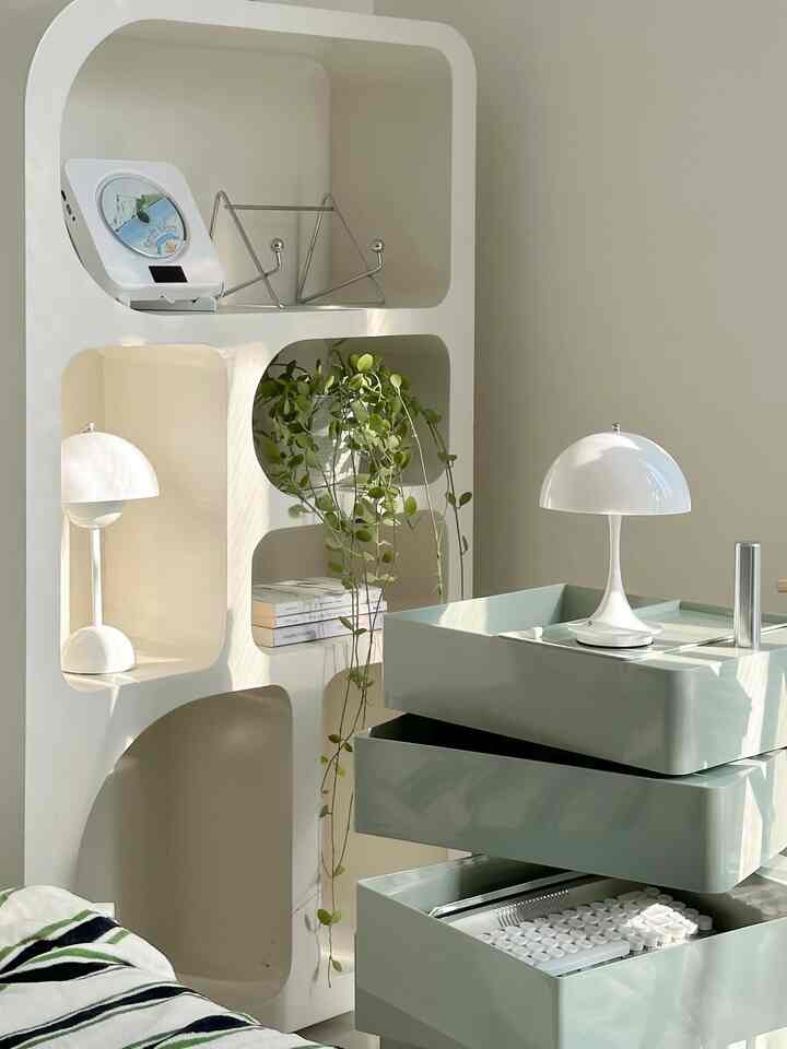 caraku styling area yang tidak terlalu luas seperti pada pojokan samping jendela yaitu meletakkan drawer minimalis yang rotatable yang juga berfungsi sebagai hidden storage.

selain itu drawer ini juga memiliki roda sehingga mudah untuk dipindah apabila aku membutuhkan relayout, karena dipojokan ini cenderung gelap dari sudut lainnya sehingga aku meletakkan lampu portable dan dekorasi menarik diatasnya.

#SudutRuanganSempit
#PojokSempit 
#DekorasiPojokSempit
#BedroomStyling
#AestheticRoom