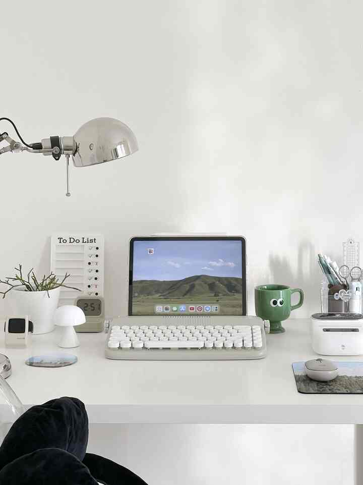 Sudut favorit yang ada diruanganku adalah workspace, karena disudut ini aku mendekorasi sesuai dengan karakterku untuk mendukung langkah produktif setiap harinya.

Selain sebagai tempat bekerja, sudut ini juga merupakan tempat aku duduk menikmati musik favorit dan baca buku favorit.

#RuanganFavorit 
#BendaFavorit 
#SpillBarangFavorit
#DeskStyling
#DeskDecor