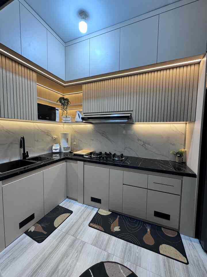 Ruangan Favorite dirumah

Selain atticroom, dapur adalah ruangan favorite dirumah. Untuk memastikan kenyamanan dan kecocokan dapur impian saya. Beberapa kali revisi design dan akhirnyaa memutuskan warna kayu dan cream pada dapur ini. Terdapat lampu LED untuk penambahan cahaya ruangan.

Dibagian kabinet tengah saya berikan kisi kisi sekaligus punya kesan estetika yang lebih terasa. Dengan struktur eksterior berbalut kisi kisi kayu ini juga terasa lebih luwes secara keseluruhan dan cocok untuk dapur saya yang minimalist.

Disetiap sudut dapur saya berikan hiasan tanaman untuk menyegarkan mata😄 Barang yang paling favorit didapur ini adalah Talenan. Karena talenan mempengaruhi hasil masakan dan mood saya nantinyaa😊 

Dapur bukan sekedar tempat untuk memasak tapi dapur juga Jantungnya rumah bagi saya. Karena ruangan ini menentukan masa depan saya dan keluarga. Disini makanan disiapkan dengan penuh cinta dan kehangatan.☺️

#RuanganFavorit #BendaFavorit #SpillBarangFavorite
#KitchenFavorite
