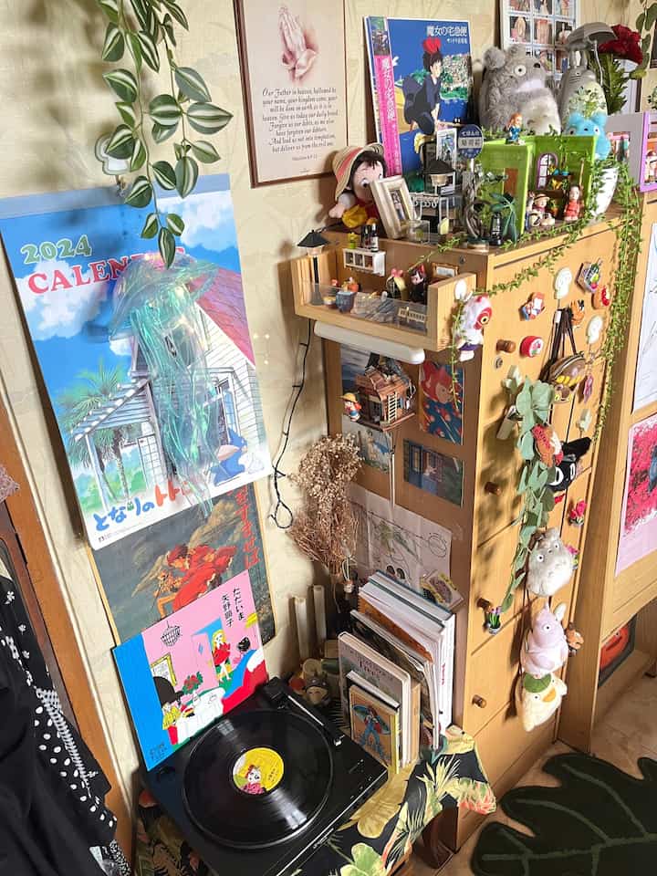 ✨ Tiniest Ghibli Corner ✨

Salah satu sudut terkecil di kamarku yaitu listening space. Aku memanfaatkan area kecil ini untuk eksplorasi hobiku, mulai dari baca buku, mainan trinkets, sampai mendengarkan lagu dari record player. 

Supaya kesan ghibli tetap dominan, aku menghiasi sudut ini dengan berbagai postcard, poster, trinkets, kumpulan buku-buku artworks hingga lilin-lilin LED kecil~🥰✨🪼

#SudutRuanganSempit
#PojokSempit
#DekorasiPojokSempit 