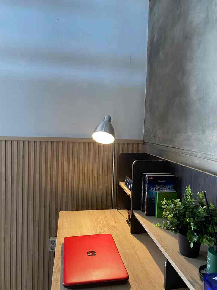 Ruang sempit dipojokan sering menjadi sarang laba2 ataupun serangga jika tidak dibersihkan secara berkala. Salah satu cara aku buat meminimalisir hal tersebut, aku kasih lampu aja nih dipojokan biar apabila kotor jadi terlihat karna ada penerangan. Sedikit Tips dari aku apabila naro perabotan dipojokan usahakan jangan terlalu mepet ya, agar dinding tidak lembab dan meja/lemari tidak mudah jamuran 😊

#SudutRuangSempit #PojoksSempit #DekorasiPojokSempit