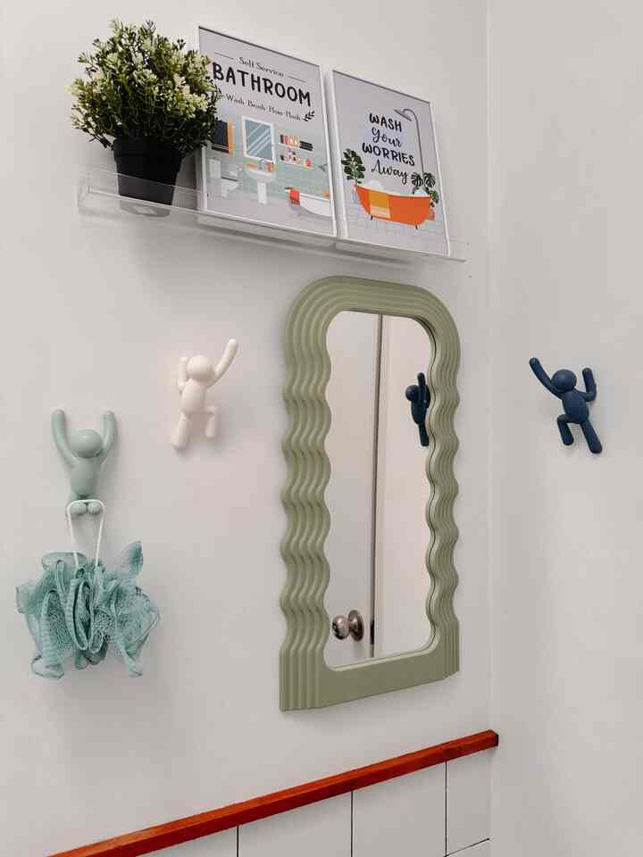 Dekorasi area pojokan sempit di kamar mandi.
—
Pada mulanya kami berencana untuk merenovasi seluruh kamar mandi dan menutup semua dinding dengan keramik. Namun, karena kondisi materialnya masih bagus akhirnya sementara area pojok ini kami dekor menggunakan cermin, gantungan dan ambalan dengan permainan warna pastel sebagai pemanis area kamar mandi.✨

#SudutRuanganSempit #PojokSempit #DekorasiPojokSempit #BathroomStyling #BathroomDecor #BathroomInspo