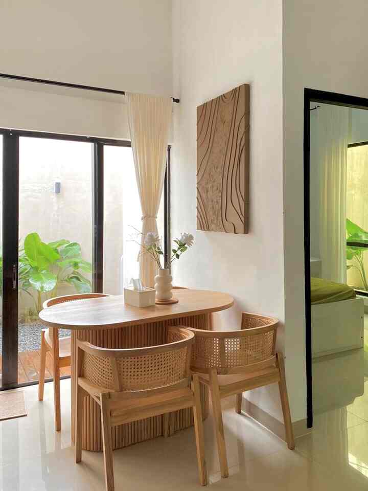 #RuanganFavorit #BendaFavorit #SpillBarangFavorit

Ruangan favorit di rumah Rumi adalah area makan ini. Karna posisinya yang menghadap bukaan kaca dan taman belakang. Jadi enak banget duduk-duduk di area ini. Tidak hanya di manfaatkan untuk makan, tapi juga berbagai aktifitas. Aku kerja, baca buku juga suka di ruangan ini.

Barang favorit di rumah ini, jelas dining set yang aku custom langsung dari pengrajin jepara sesuai keinginan aku. Padahal jepara ke daerah aku itu lumayan jauh. Dan memang ini menjadi Barang yang sering di tanyain di sosmed aku juga loo 🤭 terus usia Dining set ini juga lebih tua dari usia rumah aku. Karna aku pesannya beberapa bulan sebelum rumah ini jadi 🥰