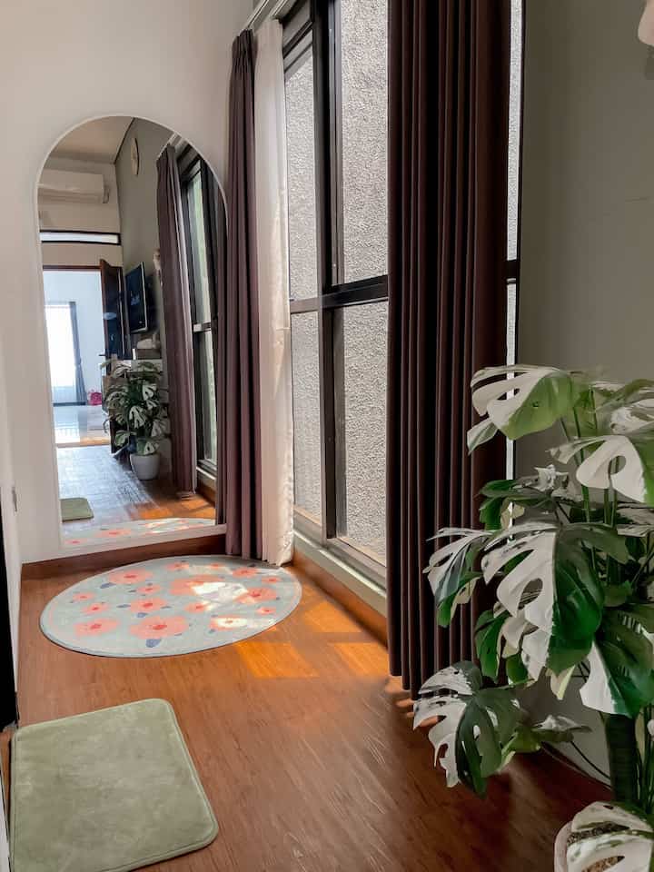 Ini adalah salah satu pojokan/sudut yang ada di @diemdibumi. Pojokan sempit ini terletak di kamar utama kami. Tentunya pojokan ini kamu fungsikan sebagai sudut mengaca. Sering kali aku outfit cek setelah ganti baju. Aku menggunakan cermin yang besarnya hampir menutupi tembok agar terkesan luas #sudutruangsempit #PojokSempit #SudutRuanganSempit #DekorasiPojokSempit